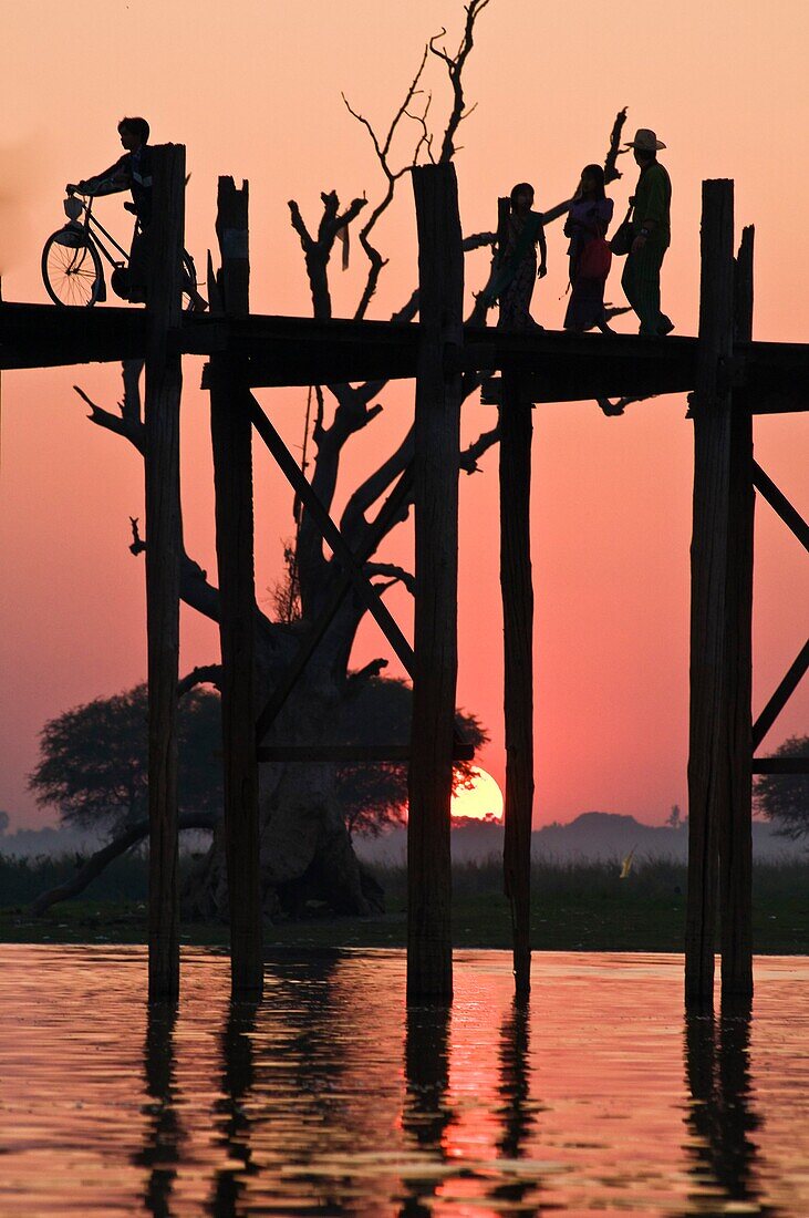 Myanmar (Burma), Mandalay State, Amarapura, Taungthaman lake, U Pein Bridge, the longest teak bridge in the world reaching 1,2 km