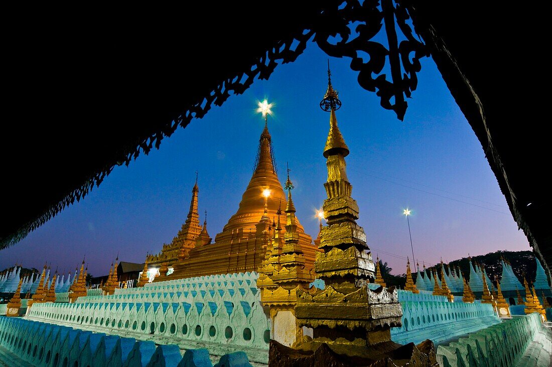 Myanmar (Burma), Mandalay State, Mandalay, Sandamuni Pagoda, built in honour of Kanaung Prince shelters a collection of 1774 marble steles on which are curved comments on the Tripitaka (Buddhist canon)