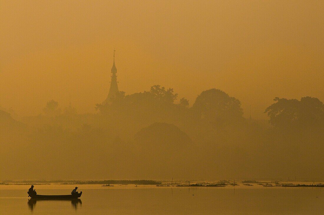 Myanmar (Burma), Mandalay State, Mandalay, Kandawgwi lake, pagoda restaurant Pyi Gimom