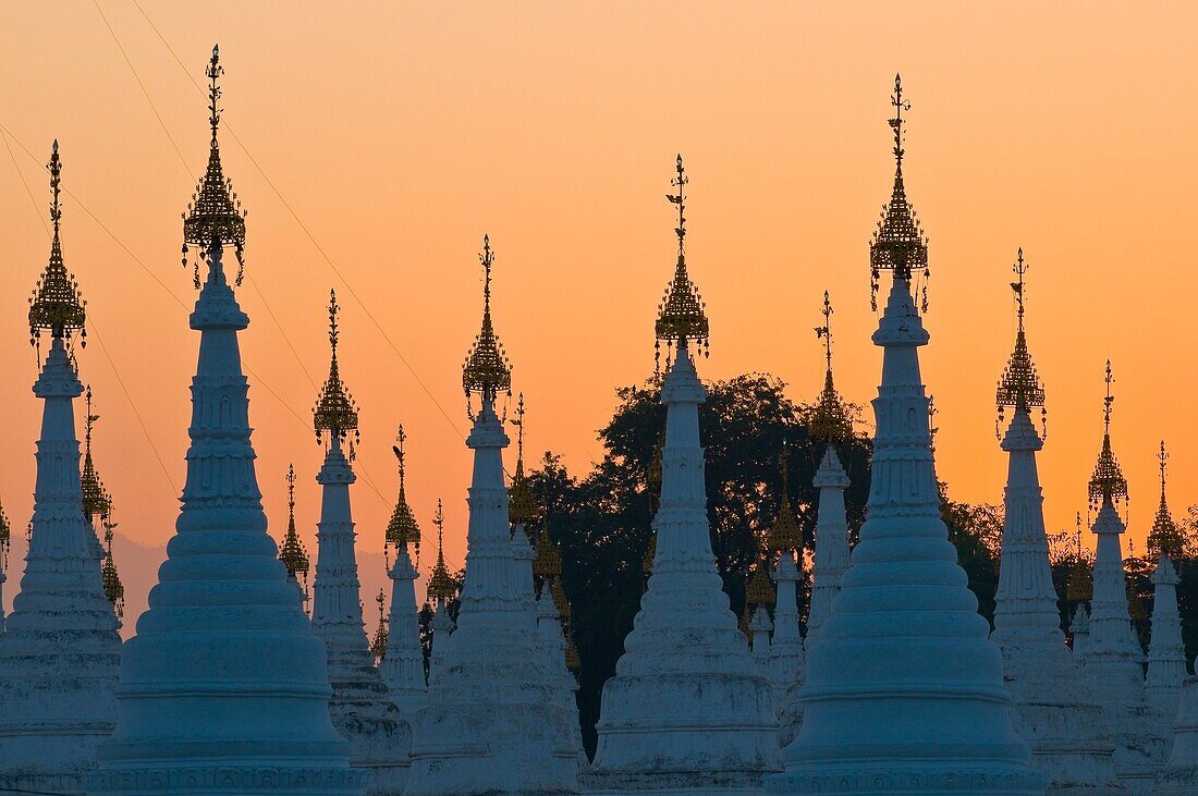 Myanmar (Burma), Mandalay State, Mandalay, the Sandamuni Pagoda built in honour of Kanaung Prince shelters a collection of 1774 marble steles made in 1913 on which are curved comments on Tripitaka (Buddhist canon)