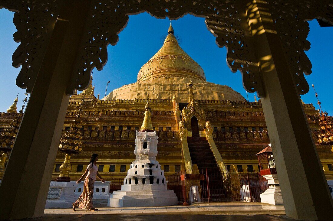Myanmar (Burma), Mandalay State, Bagan (Pagan), between Wetkyi-In and Nyaung U villages, Shwezigon Pagoda (Paya Shwezigon, end 11th), finished under Kyanzittha King (1084-1113), this pagoda used to sheltering one of the 4 replica of Buddha's tooth
