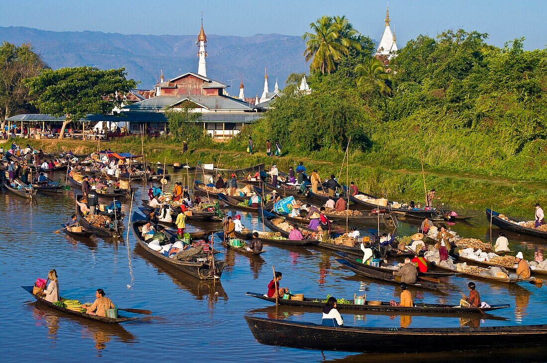 Myanmar (Burma), Shan State, Inle Lake, village of Ywama, the floating market