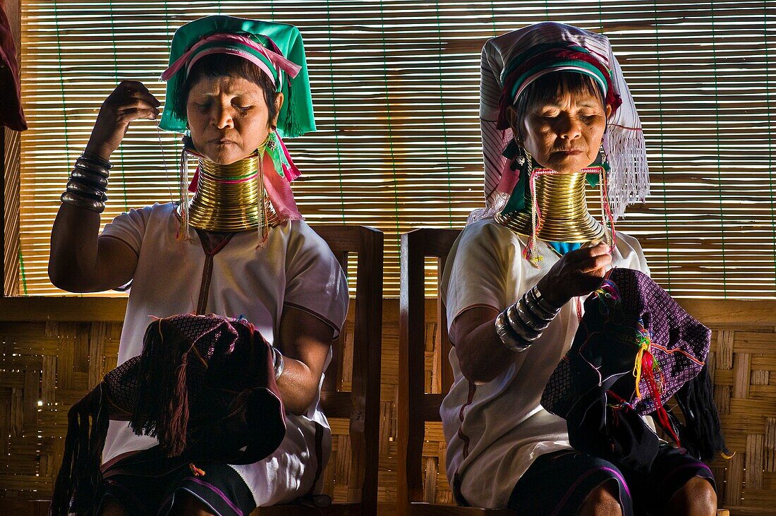 Myanmar (Burma), Shan State, Inle Lake, village of Ywama, workshop Thitsar Hinn, Moekran and Moena from the Padaung tribe emigrated to Ywama to earn a living by weaving Padaung traditional fabrics