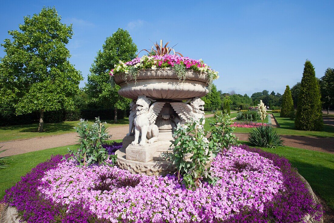 England,London,Regents Park,Avenue Gardens,Flower Display