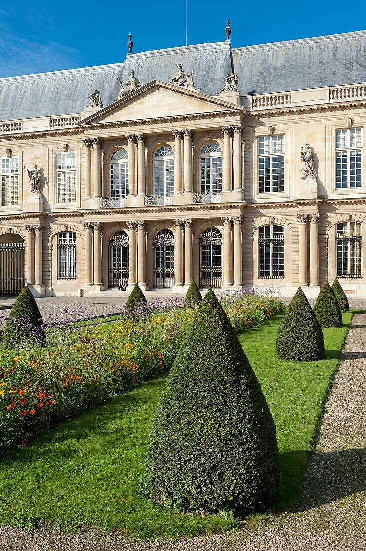 PARIS - LE MARAIS DISTRICT - NATIONAL ARCHIVES - THE COUTYARD AND THE FACADE OF THE HOTEL OF SOUBISE