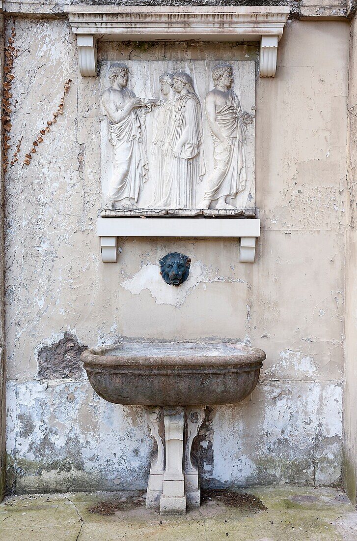 PARIS - THE MARAIS - THE NATIONAL ARCHIVES -  BOWL IN THE COURT OF THE HOTEL OF BRETEIL