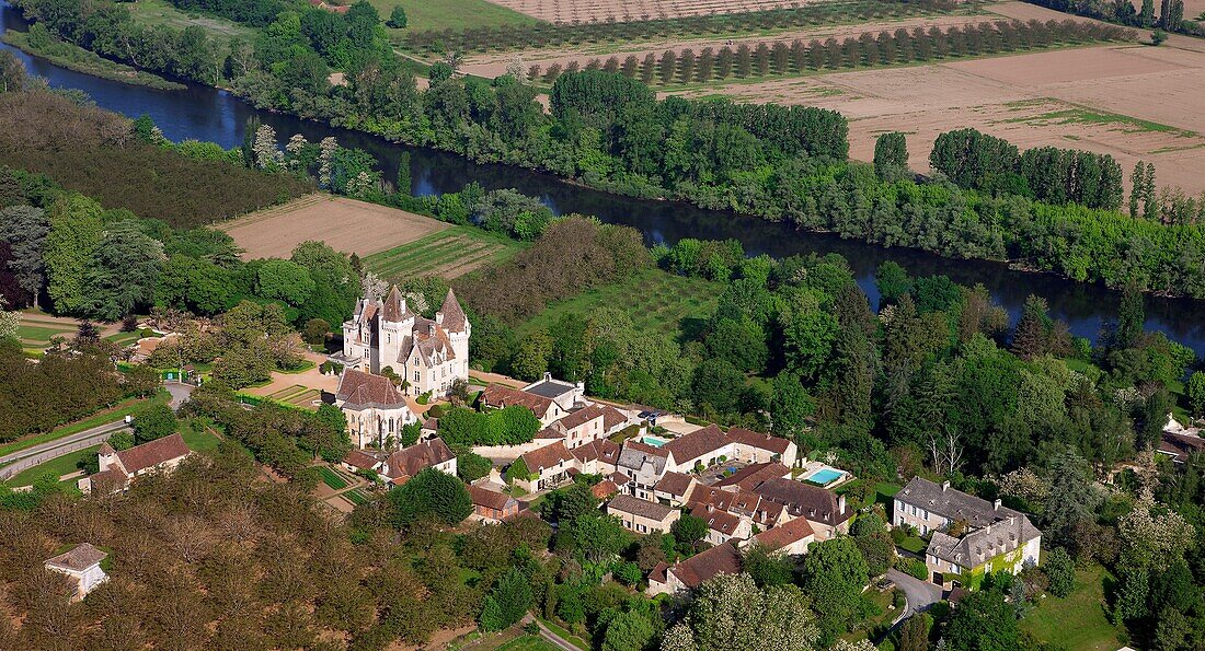 France, Dordogne (24), Castelnaud-la-Chapelle, village and castle Milandes fifteenth century, situated in the Dordogne valley, (aerial view)