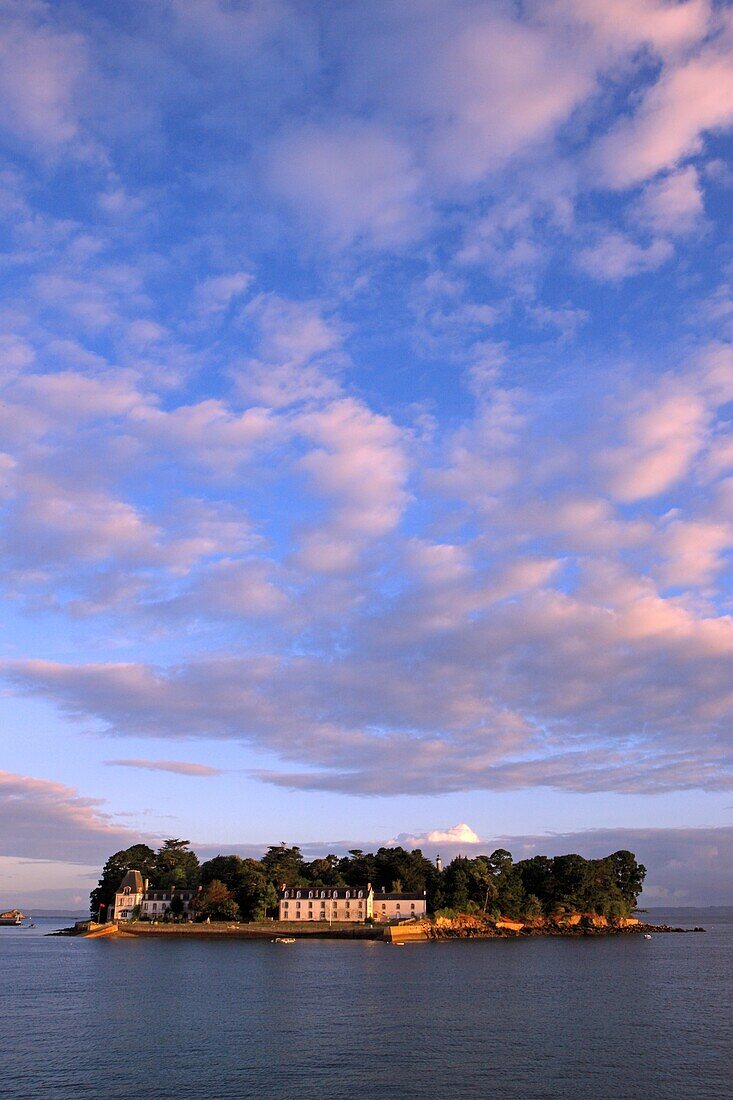 France, Finistère (29), Douarnenez, Tristan Island is located in the Bay of Douarnenez, opposite the Port Rhu, views from the coastal path