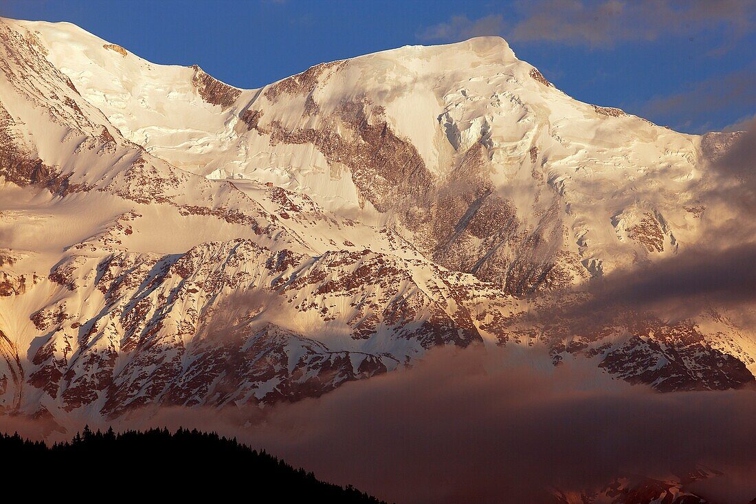 France, Haute-Savoie (74), Mont Blanc, the needle Bionnassay (4052 m) and the domes of Miages, in winter at sunset