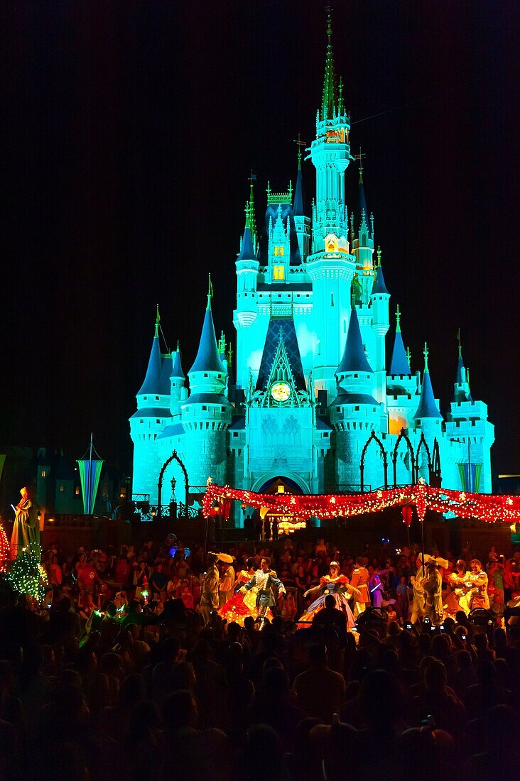 Cinderella, Disney´s Electrical Parade with Cinderella Castle in back, Magic Kingdom, Walt Disney World, Orlando, Florida USA