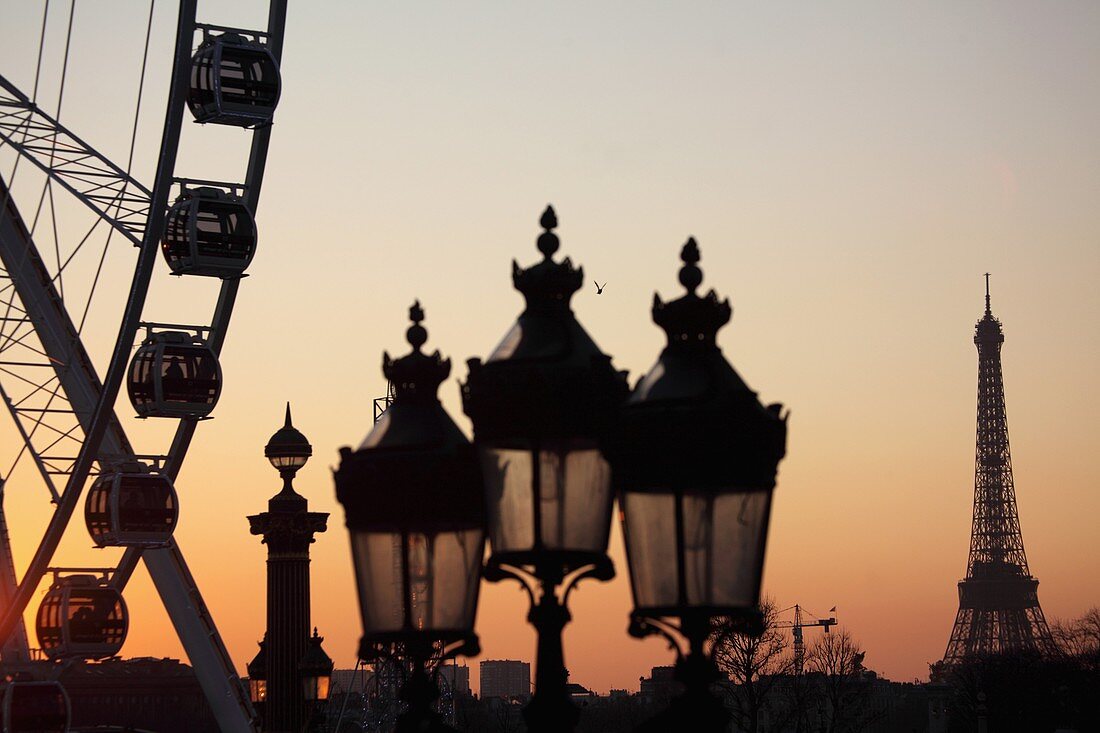 Ferries wheel in Place de la Concorde with Eiffel Tower in the background, Paris, Île-de-France, France