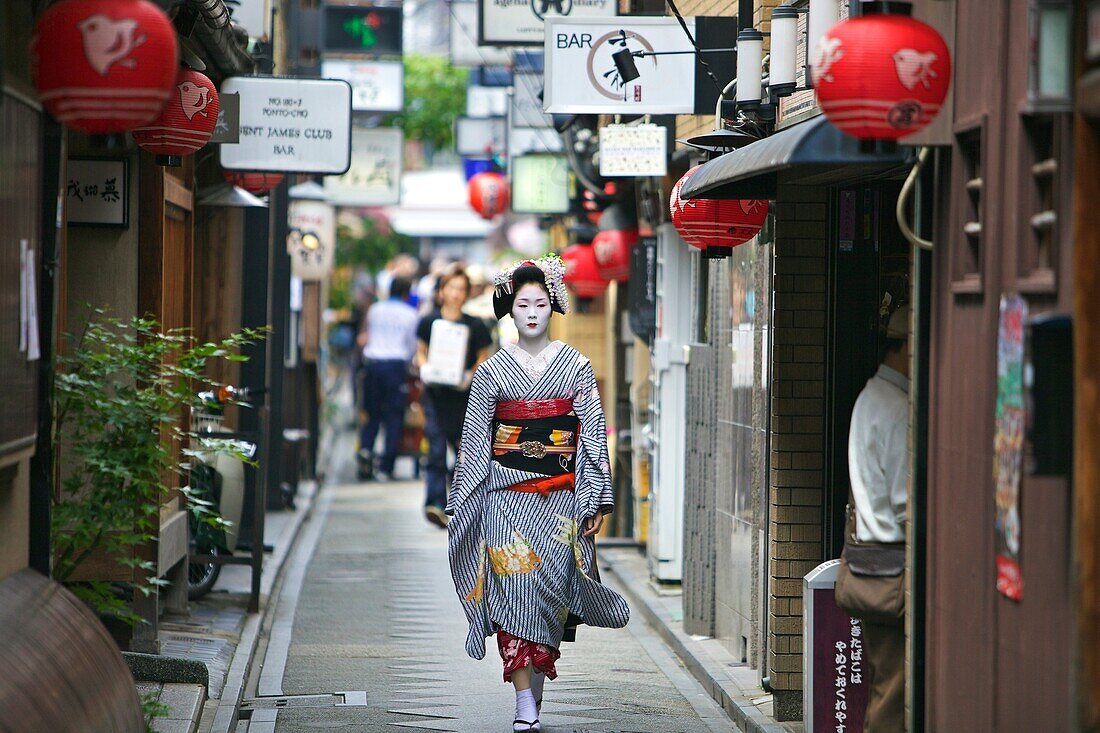 city , geisha , horizontal , Japan , kimono , Kyoto , lantern , many , one , paper , people , Pontocho , red , walking , World locations , S93-1573659 , AGEFOTOSTOCK 