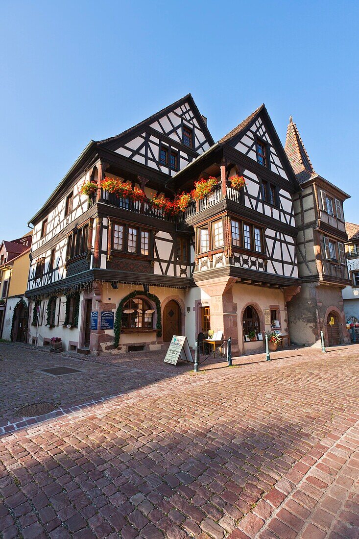 Architektur , Aussen , Blau , Elsass , Europa , Farbe , Frankreich , Gebäude , Haus , Haut-Rhin , Himmel , Idylle , Idyllisch , Kaysersberg , Tag , Vertikal , V04-1585449 , AGEFOTOSTOCK 