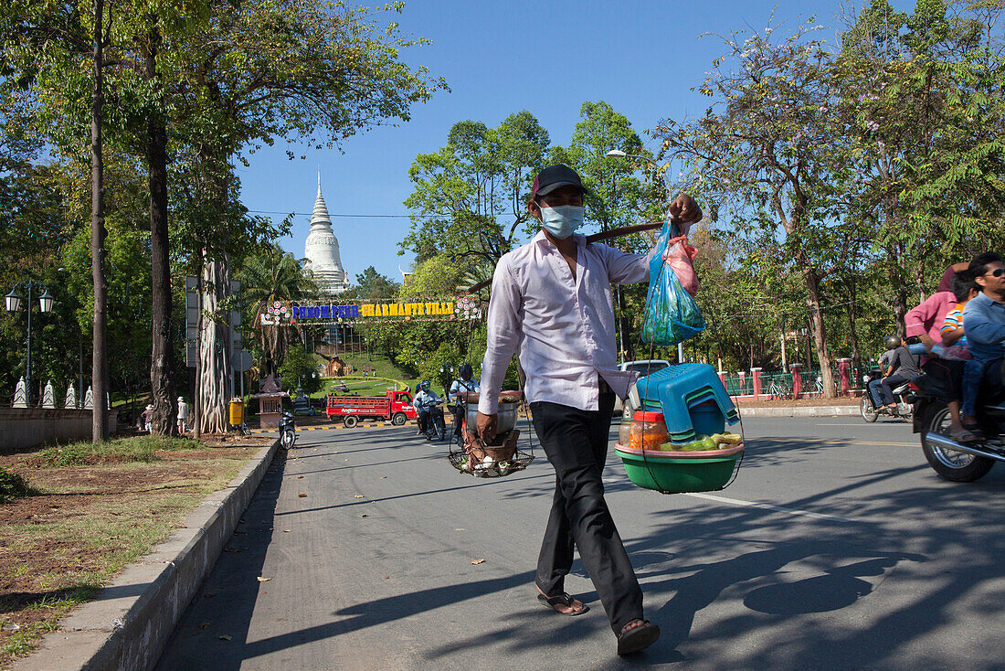 Strassenverkäufer vor der Stupa des Wat Phnom, Phnom Penh, Hauptstadt von Kambodscha, Asien