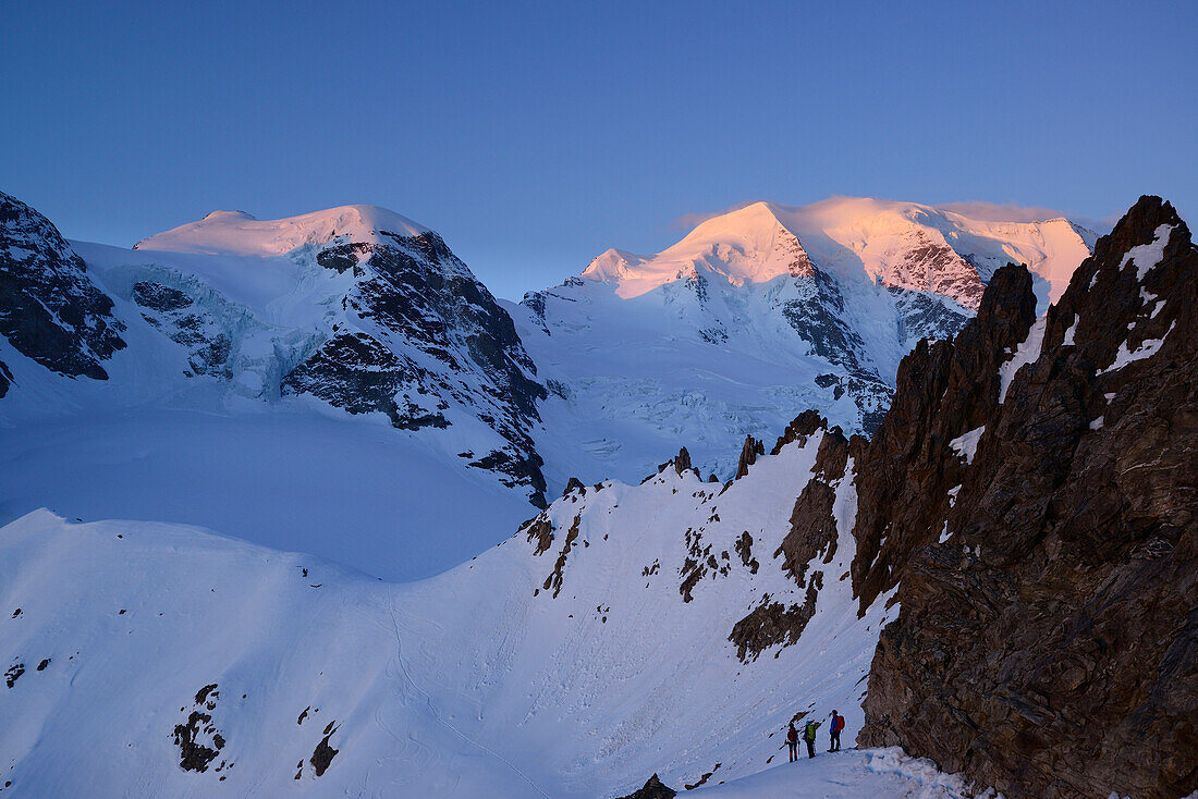 Drei Bergsteiger im Aufstieg zum Piz Palü, Graubünden, Schweiz