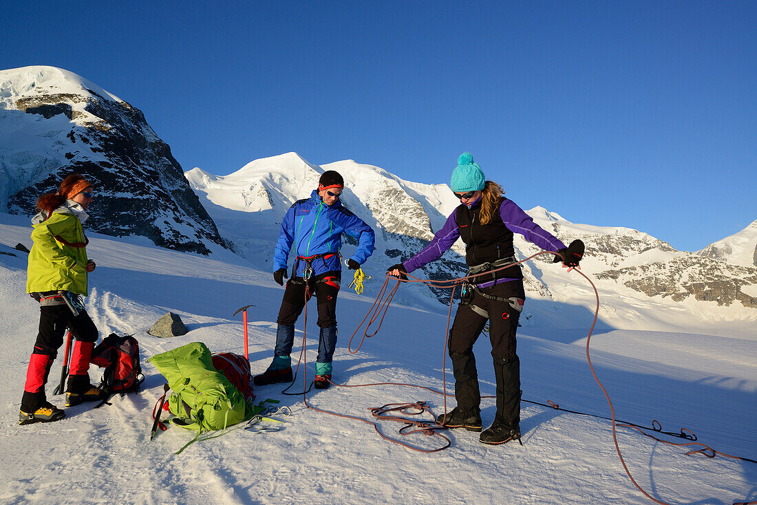 Drei Bergsteiger bilden Seilschaft, Cambrenagletscher, Aufstieg zum Piz Palü, Graubünden, Schweiz