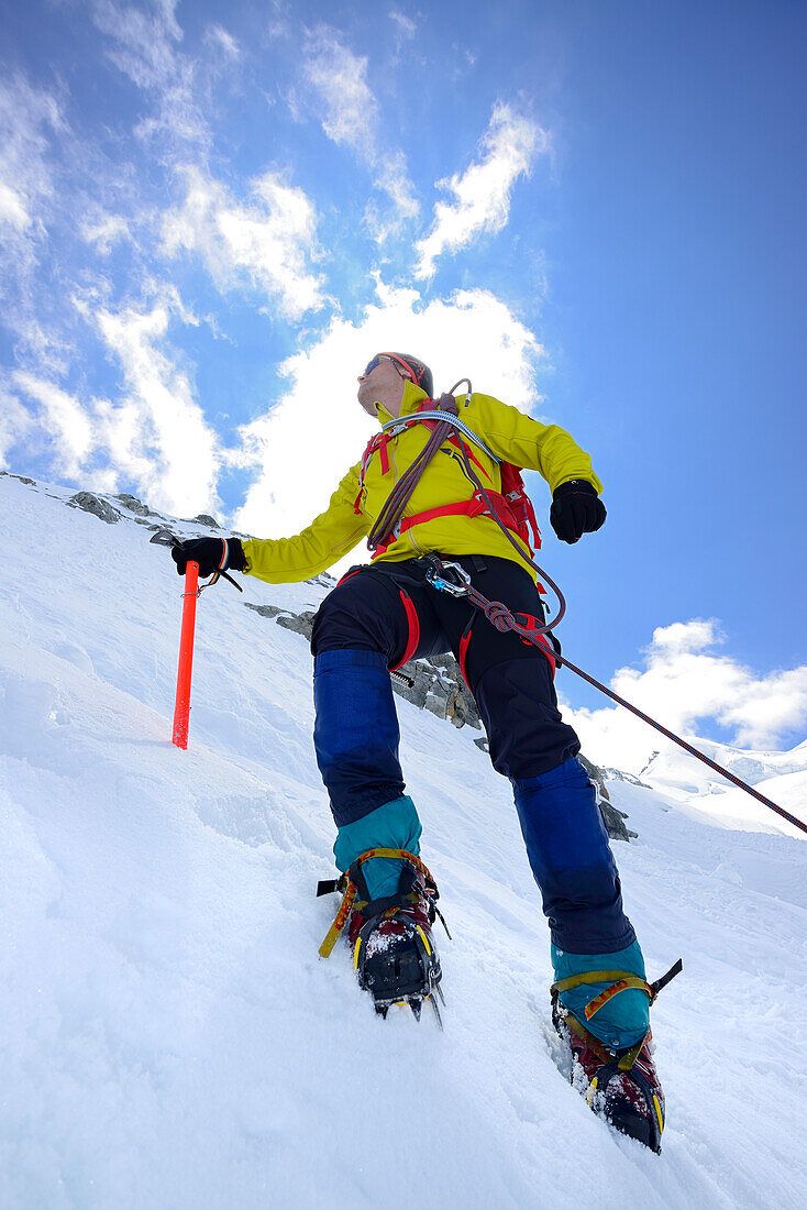 Bergsteiger mit Steigeisen und Pickel beim Aufstieg, Piz Palü, Graubünden, Schweiz