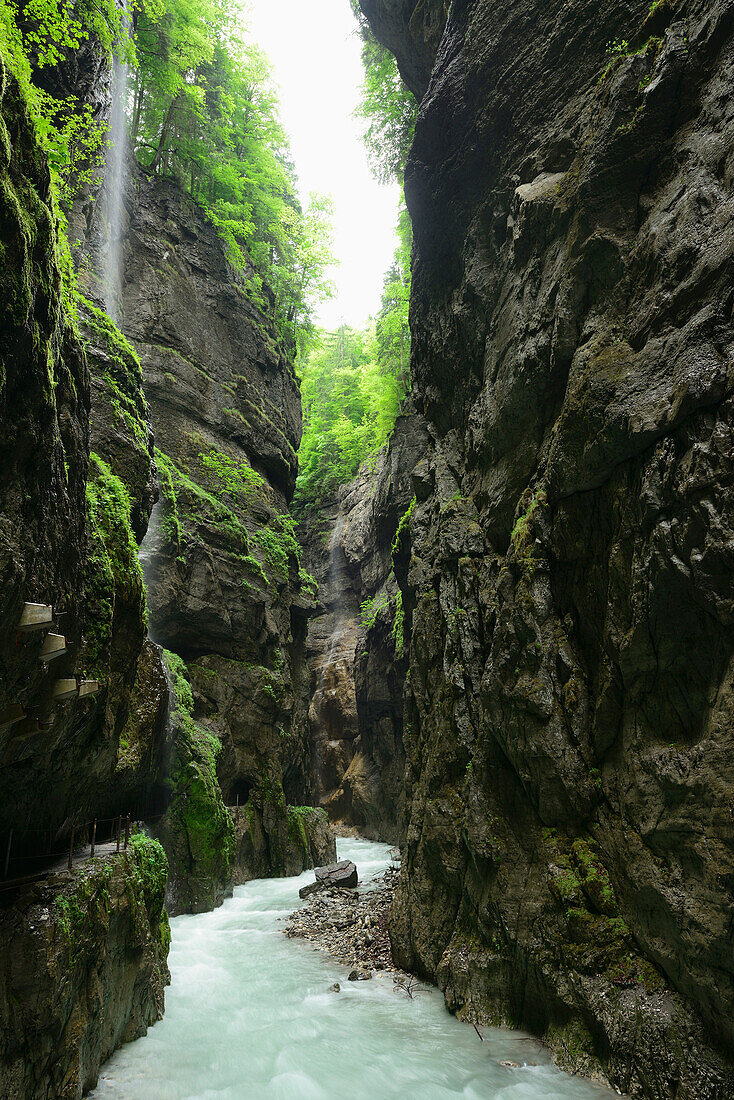 Gebirgsbach Partnach fließt durch Felsenklamm, Partnachklamm, Garmisch, Wettersteingebirge, Oberbayern, Bayern, Deutschland