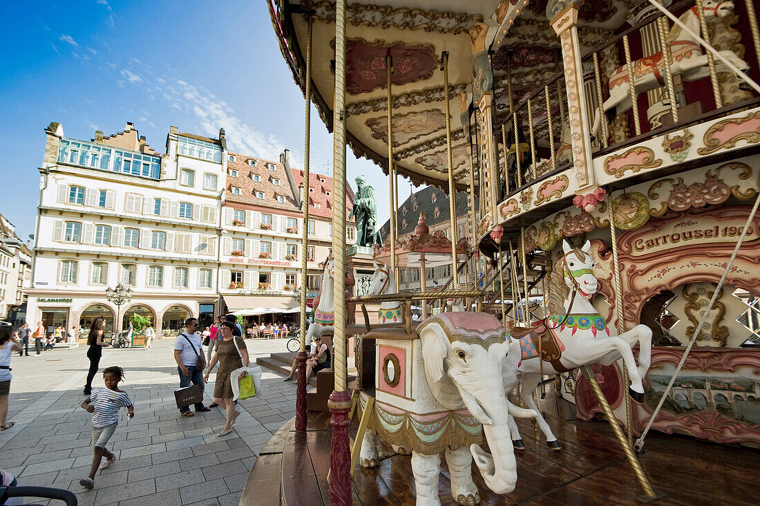 Karussell auf dem Rathausplatz, Straßburg, Elsass, Frankreich