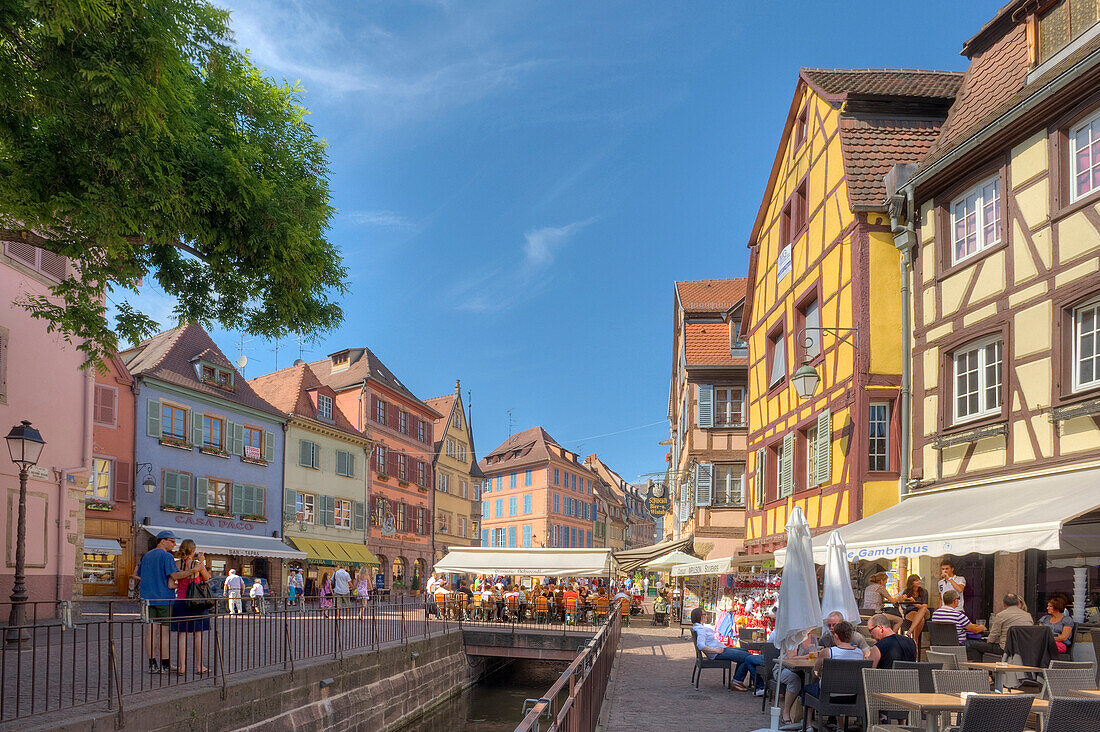 Menschen in Strassencafes in der Altstadt, Colmar, Elsass, Frankreich, Europa