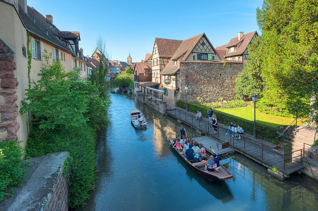 Touristen in Booten auf dem Fluss Lauch, Klein-Venedig, Colmar, Elsass, Frankreich, Europa