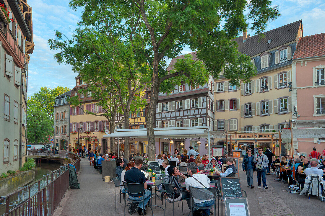 Menschen in Strassencafes an der Place de l'Ancienne Douane, Colmar, Elsass, Frankreich, Europa