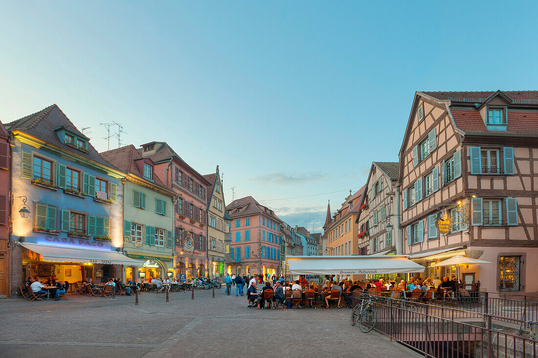 Restaurants an der Place de l'Ancienne Douane am Abend, Colmar, Elsass, Frankreich, Europa