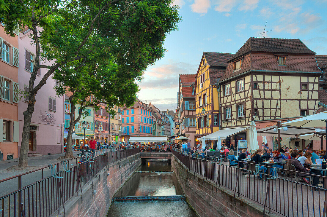 Menschen an der Place de l'Ancienne Douane in der Abenddämmerun, Colmar, Elsass, Frankreich, Europa