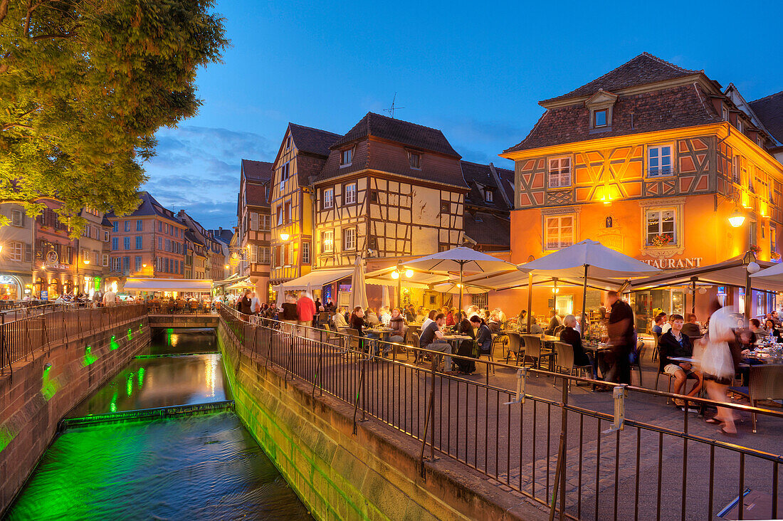 Restaurants an der Place de l'Ancienne Douane am Abend, Colmar, Elsass, Frankreich, Europa