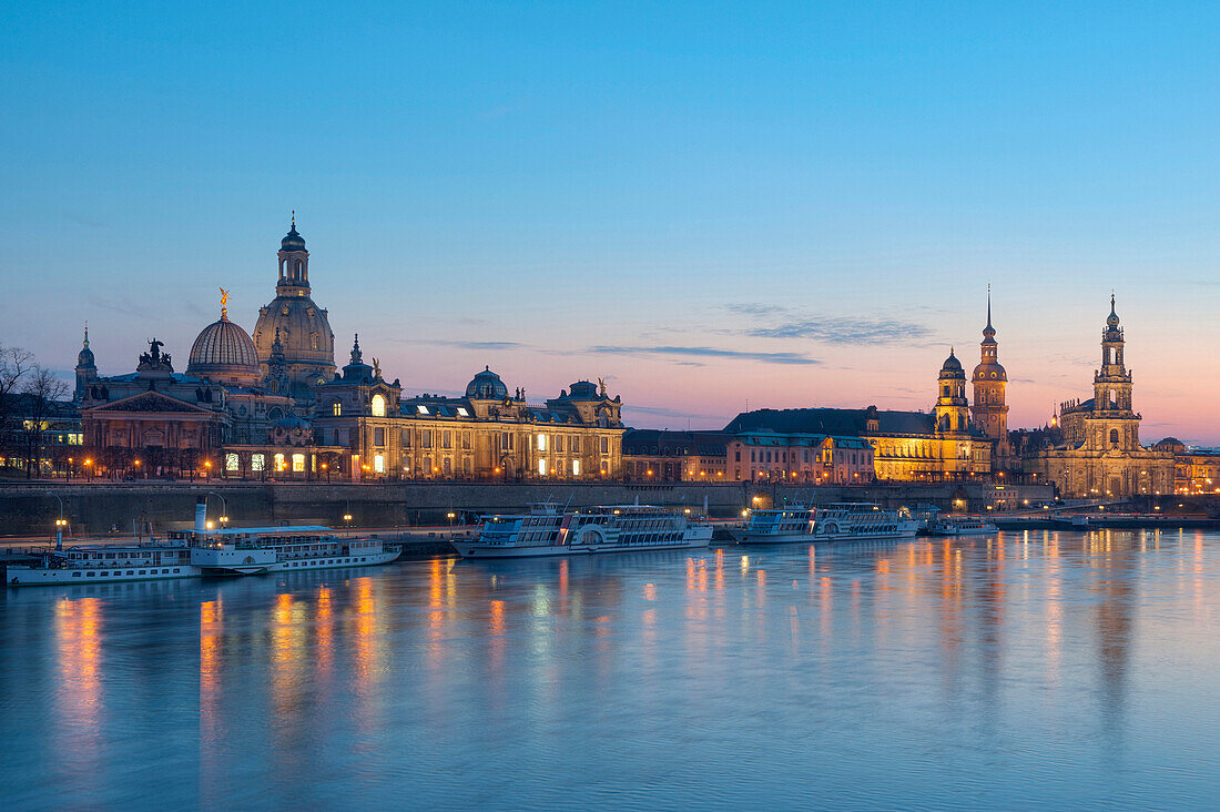 Elbe mit Frauenkirche, Schloß und Hofkirche bei Sonnenuntergang, Dresden, Sachsen, Deutschland, Europa