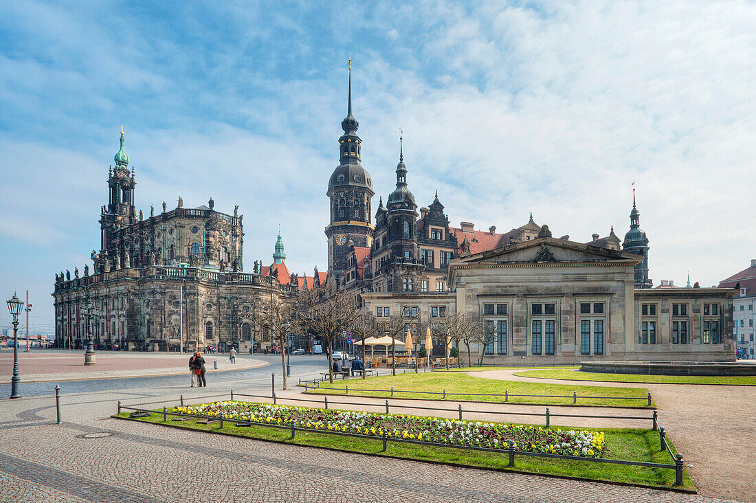 Hofkirche und Schloß unter Wolkenhimmel, Dresden, Sachsen, Deutschland, Europa