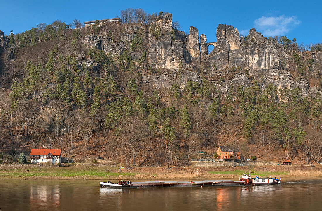 Elbe mit Bastei Felsen, Elbsandsteingebirge, Sächsische Schweiz, Sachsen, Deutschland, Europa