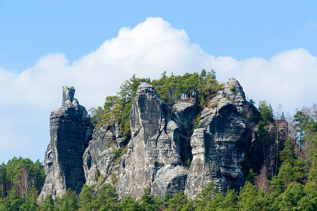 Felsen bei Niederrathen unter Wolkenhimmel, Elbsandsteingebirge, Sächsische Schweiz, Sachsen, Deutschland, Europa