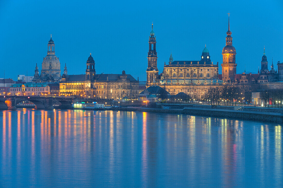 Blick auf Frauenkirche, Schloß und Hofkirche am Abend, Dresden, Sachsen, Deutschland, Europa