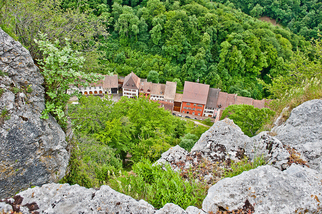 Huserreihe im Tal, Pfirt oder Ferrette, Elsass, Frankreich