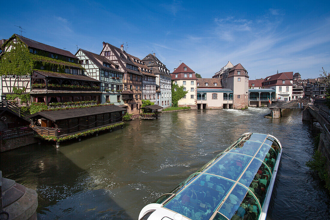 Restaurant Au Pont St. Martin und weitere Fachwerkhäuser mit Ausflugsboot auf Kanal im La Petite France Viertel der Altstadt, Straßburg, Elsass, Frankreich, Europa