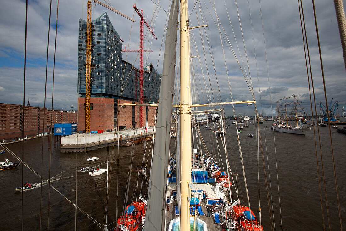 Blick auf Baustelle der Elbphilharmonie von Mast am Großsegler Star Flyer während der Auslaufparade auf der Elbe anläßlich der Feierlichkeiten zum Hamburger Hafengeburtstag, Hamburg, Deutschla