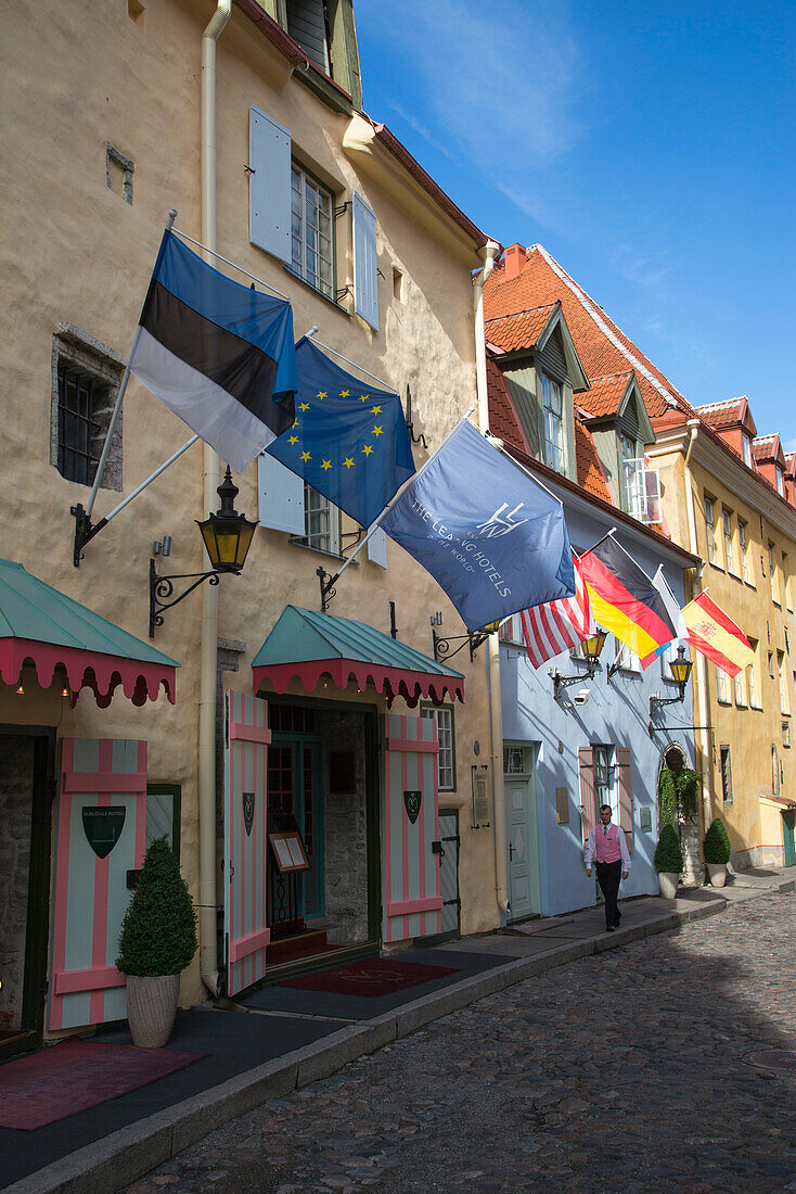 Außenansicht vom Hotel Schlössle mit wehenden internationalen Flaggen, Tallinn, Harjumaa, Estland, Baltikum