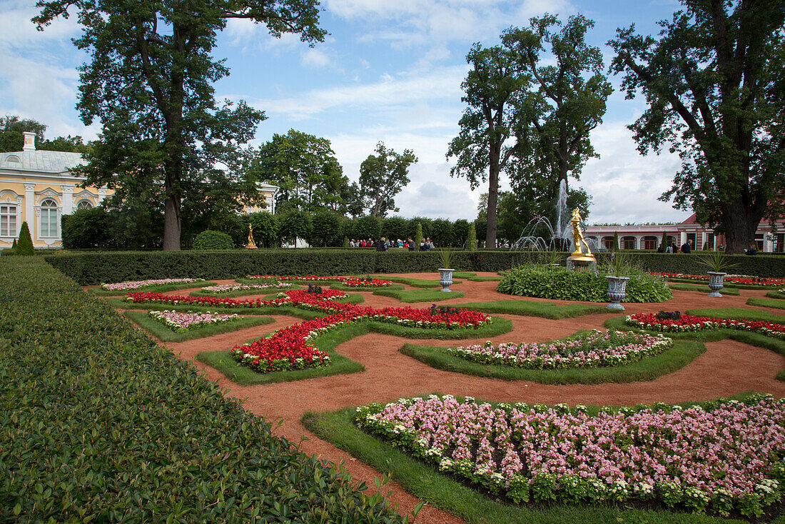 Garten im Schloss Peterhof, Sankt Petersburg, Russland, Europa
