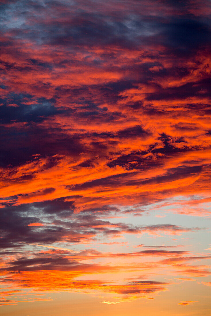 Dramatisch angeleuchtete Wolken bei Sonnenunterang am Himmel über Helsinki, Südliches Finnland, Finnland, Europa