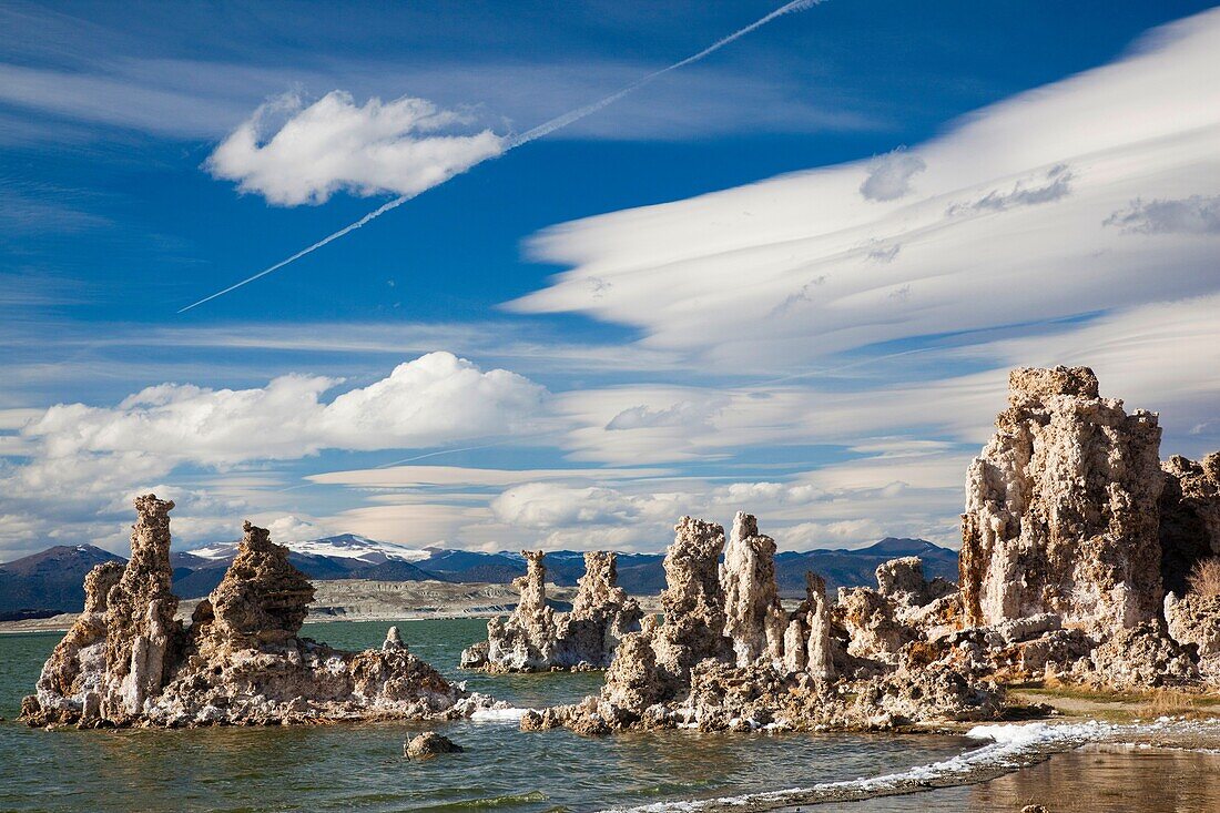 USA, California, Eastern Sierra Nevada Area, Lee Vining, Mono Lake, tufa stone formation