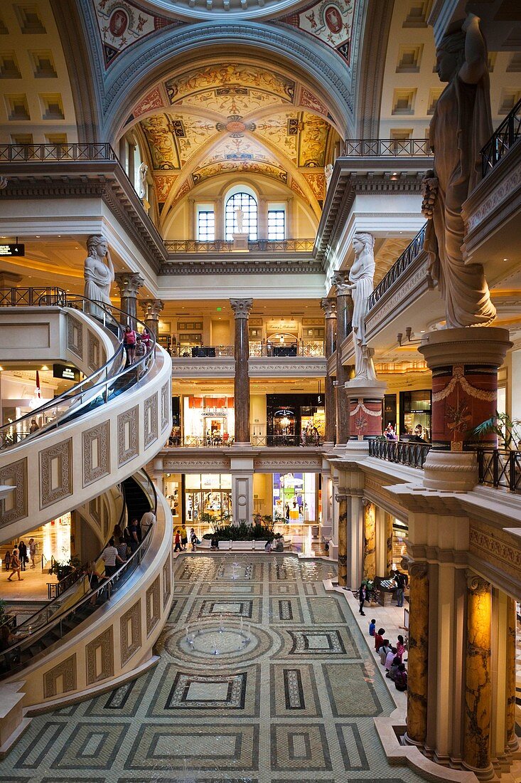 USA, Nevada, Las Vegas, The Strip, Las Vegas Boulevard, Forum Shops, interior