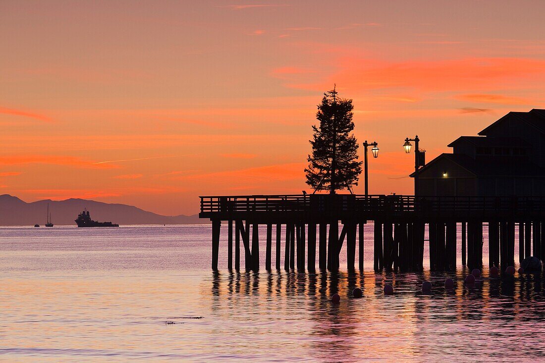 USA, California, Southern California, Santa Barbara, Stearns Wharf, dawn