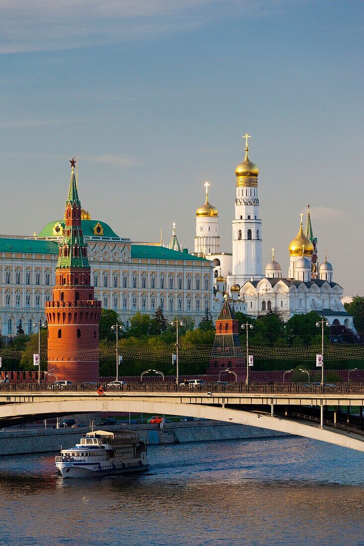 Russia, Moscow Oblast, Moscow, Kremlin, Kremlin view with Bolshoy Kameny Bridge, sunset