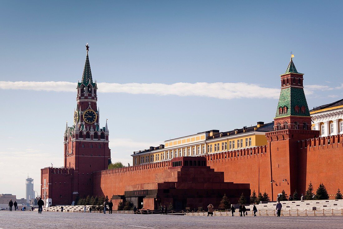 Russia, Moscow Oblast, Moscow, Red Square, Kremlin walls and Spasskaya Tower, morning