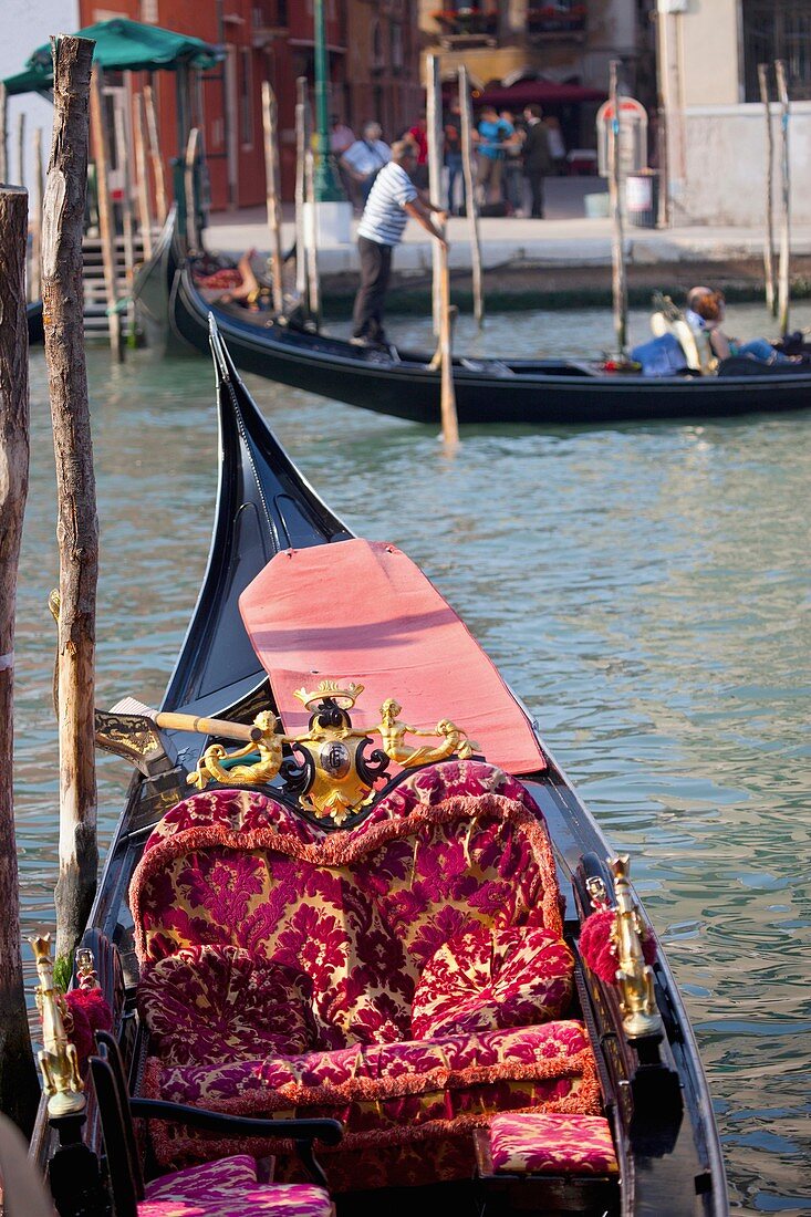 Gondeln auf dem Canale Grande in Venedig, Italien