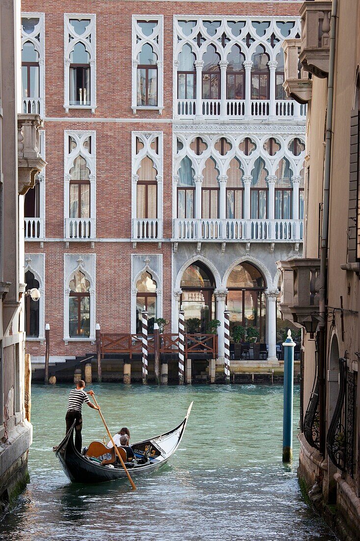 Gondeln auf dem Canale Grande in Venedig, Italien