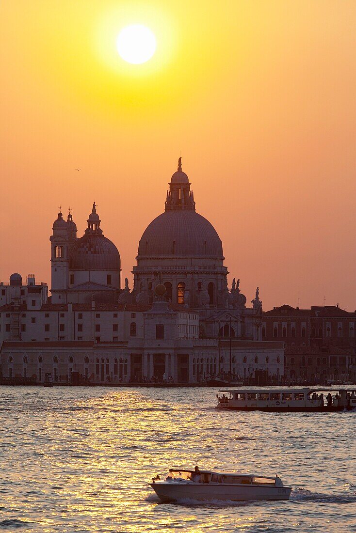 Sonnenuntergang über Santa Maria della Salute in Venedig, Italien