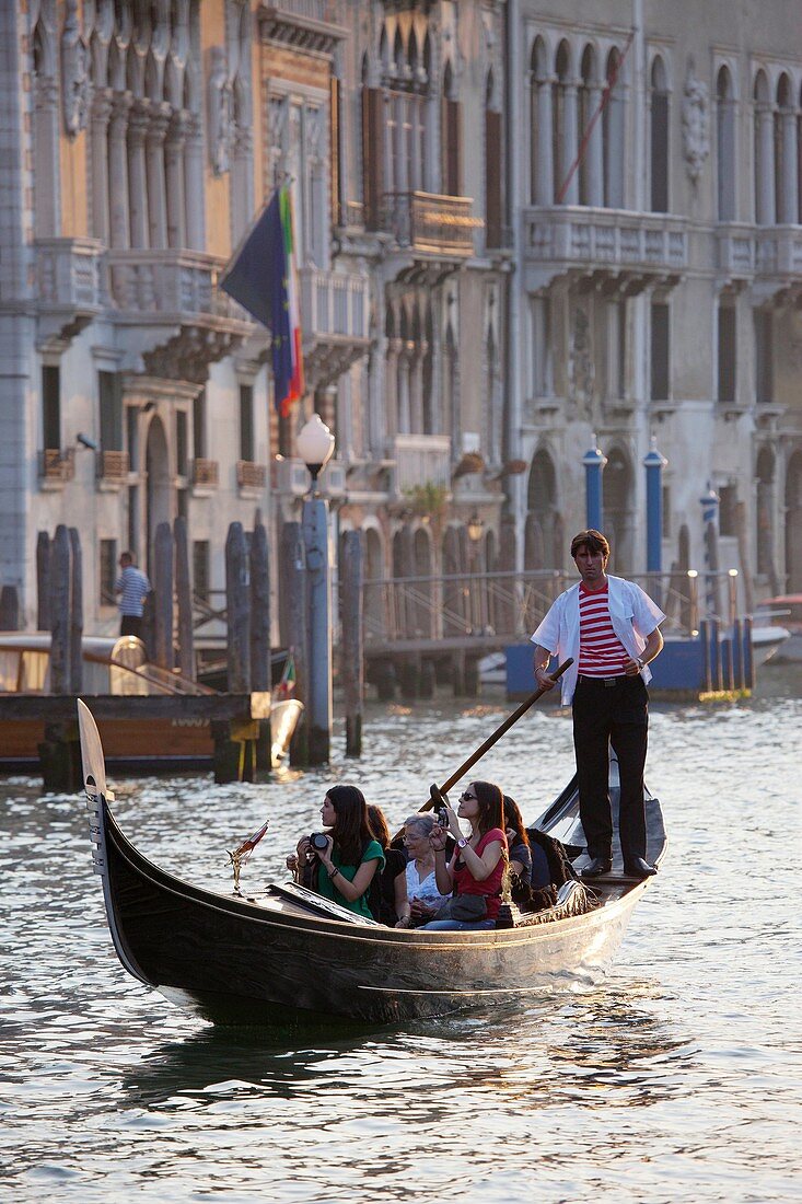 Gondeln auf dem Canale Grande in Venedig, Italien