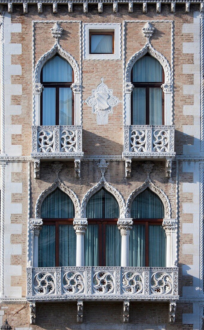 Abriss einer Fassade am Canale Grande in Venedig, Italien